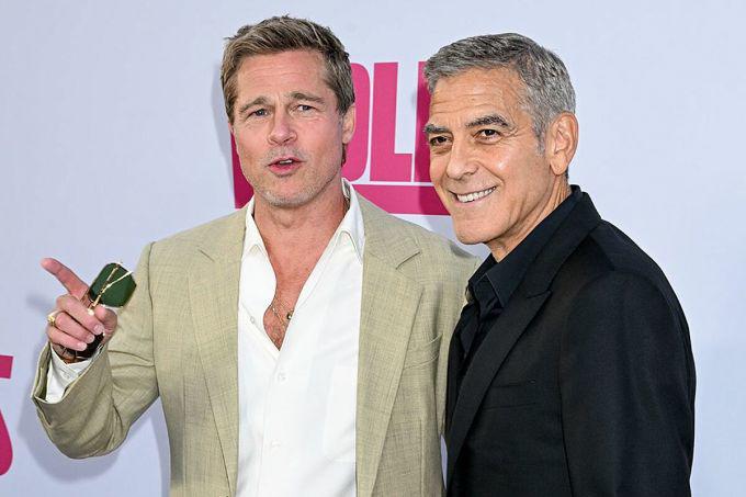 Nam diễn viên Brad Pitt (trái) trong buổi ra mắt phim Wolf cùng nam diễn viên George Clooney. Ảnh: Gilbert Flores