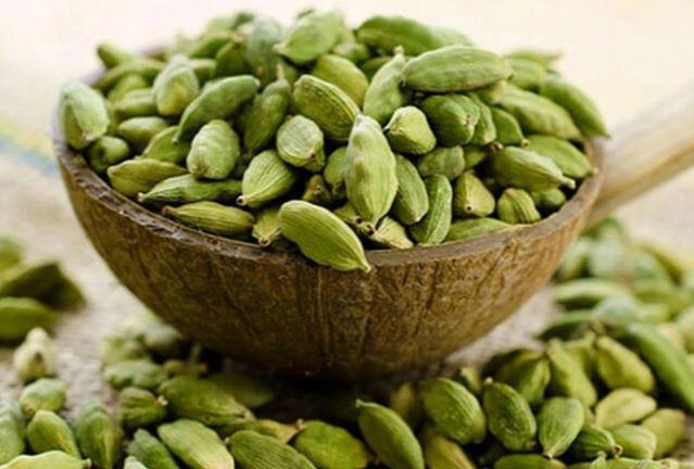 Quả bạch đậu khấu có hình cầu và vỏ nhăn, còn được gọi là khấu mễ (khấu nhân), chứa từ 20-30 hạt, mùi thơm vị cay.