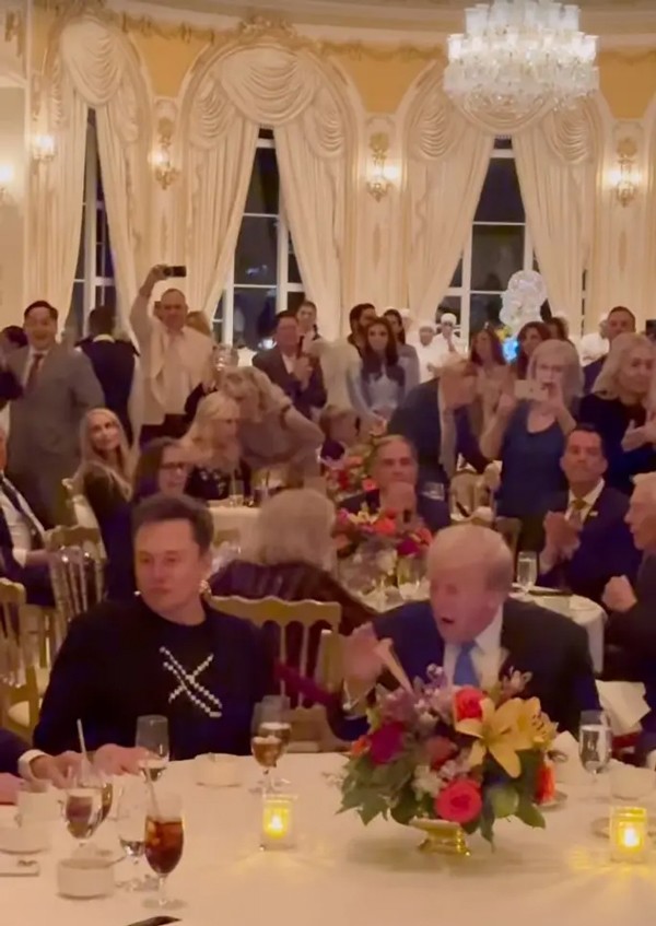 Tổng thống đắc cử Donald Trump say sưa hát theo nhạc khi ngồi cạnh Elon Musk. Ảnh cắt từ video