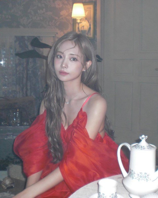 Tzuyu.