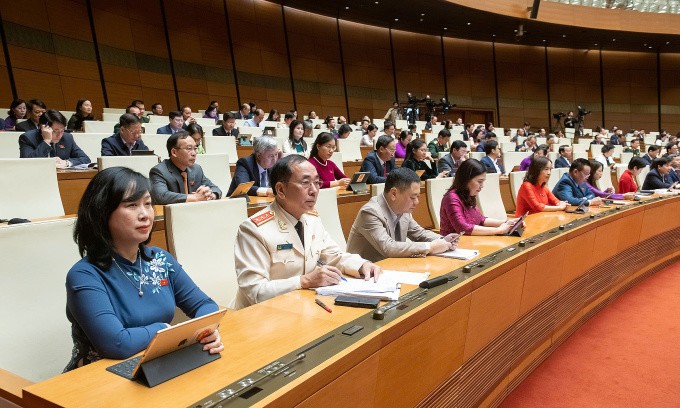 Bộ trưởng Y tế Đào Hồng Lan và Thứ trưởng Công an Trần Quốc Tỏ tại hội trường Diên Hồng. Ảnh: Phạm Thắng