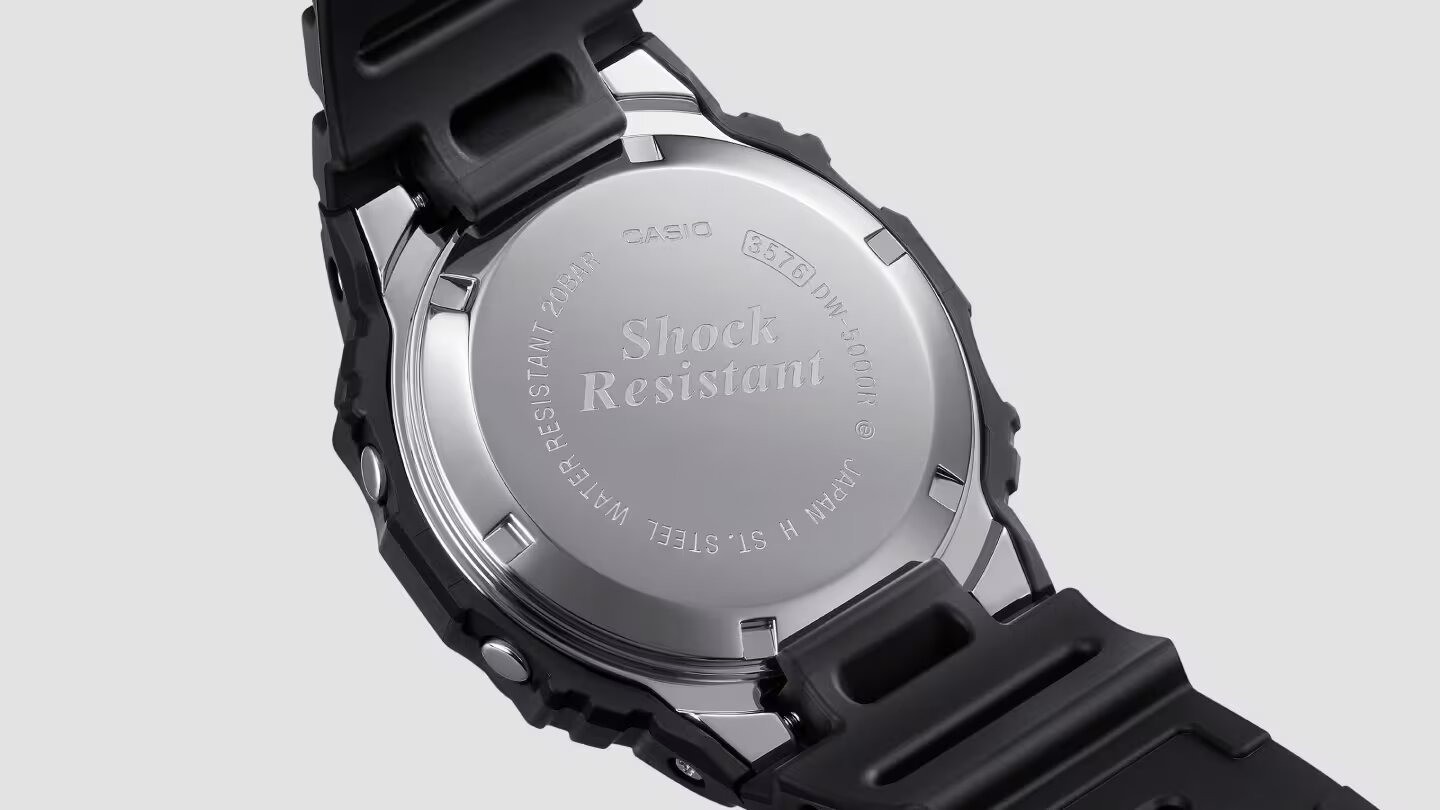 Ốp lưng đồng hồ có dòng chữ khắc “Shock Resistant” mang tính biểu tượng.