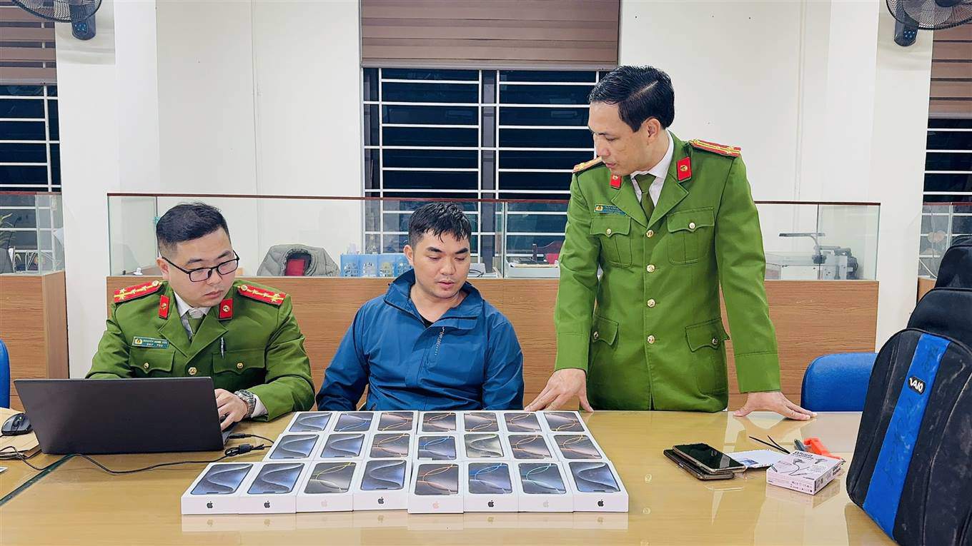 Cơ quan Cảnh sát điều tra, Công an thành phố Lào Cai tiến hành lấy lời khai đối tượng