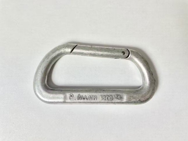 Móc khóa chữ “D” carabiner clips món đồ quen thuộc trong bộ môn leo núi.