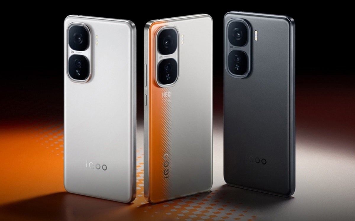 3 phiên bản màu của 2 smartphone Vivo.