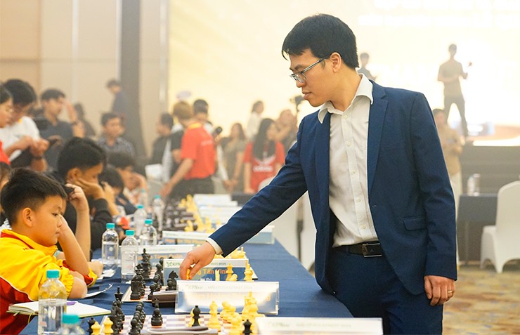 Lê Quang Liêm giao lưu với các kỳ thủ nhí