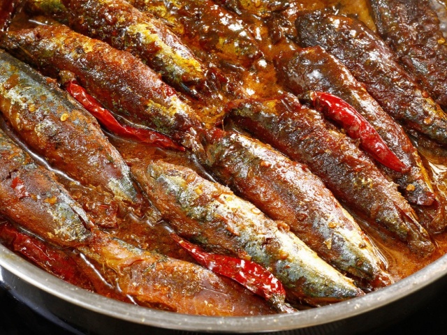 Vì sao cá kho ngon hơn khi nấu hai lửa?
