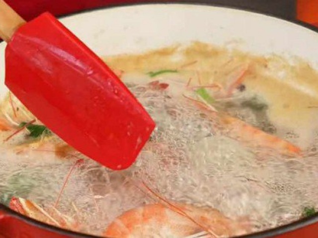 Cách mới luộc tôm cực ngon ngọt, chắc thịt, róc vỏ và không tanh nhờ cho thêm một loại rau bán đầy chợ Việt
