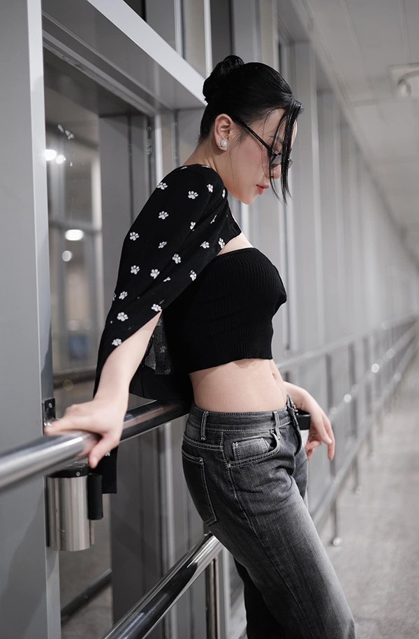 Cô không ngại diện áo croptop khoe eo thon gợi cảm mix cùng quần jeans khỏe khoắn.