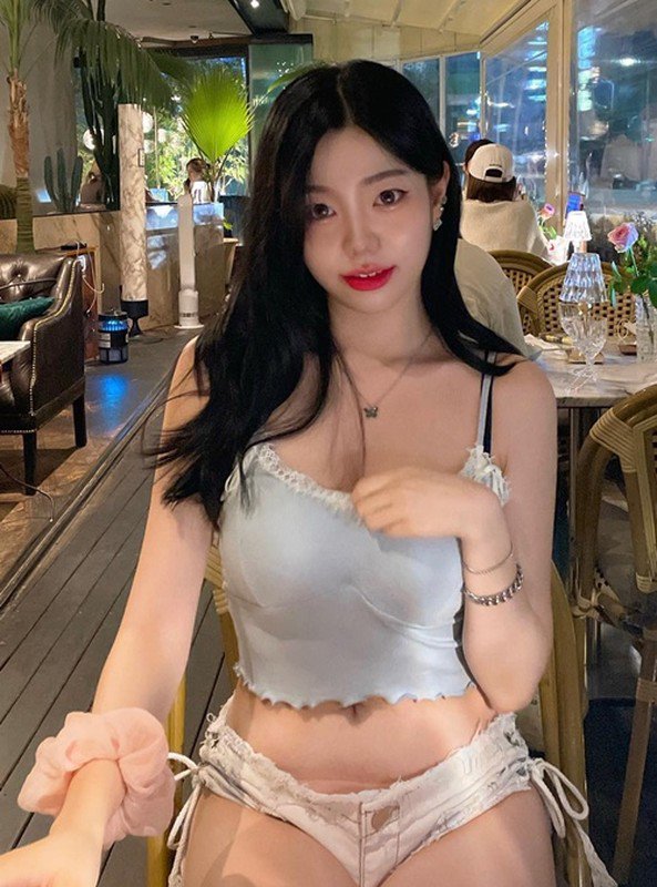 Phát ngượng với hot girl diện quần ngắn cũn cỡn khi đi ăn - 1