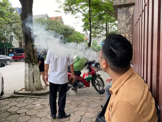 Người trẻ hút thuốc lá điện tử gây hại cho sức khỏe của bản thân và người hít khói thuốc thụ động. Ảnh: Khuê Lâm