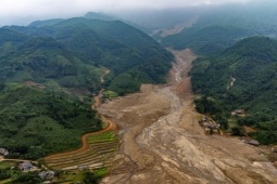 Tin tức trong ngày - Núi Voi đầu nguồn Làng Nủ tiếp tục sạt lở