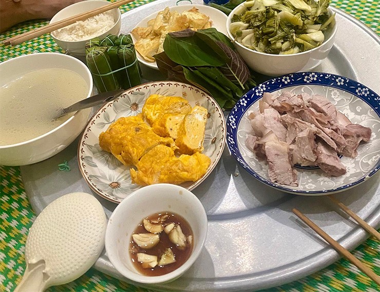 Mâm cơm do lão tướng 38 tuổi tự tay chuẩn bị cho gia đình