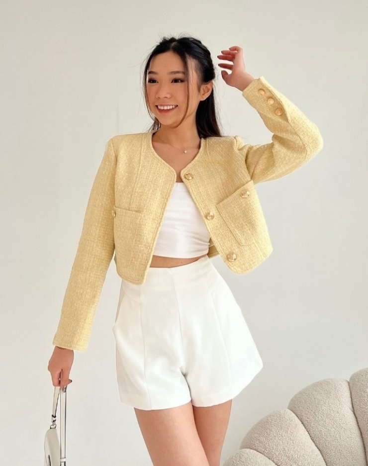 Minh Phương - 30 tuổi, bán quần áo online tại Hà Nội - nói đa số người mua áo khoác tweed là sinh viên hoặc dân văn phòng có độ tuổi 25-40. Giá một chiếc nhập từ Trung Quốc khoảng 450.000-900.000 đồng tùy chất lượng. Với hàng thiết kế trong nước, món đồ có giá từ 850.000 đồng đến 3 triệu đồng. Ảnh: Pinterest