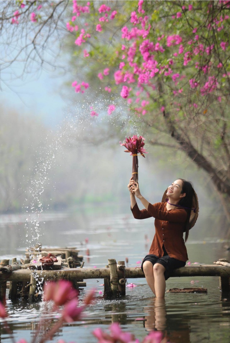 Trong ánh sáng ban mai, bên rặng hoa giấy, bạn sẽ có những khoảnh khắc đẹp đẽ, thơ mộng.