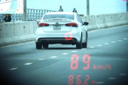 An ninh - Xã hội - Truy tìm ô tô gắn biển giả chạy quá tốc độ, phát hiện xe bị trộm cách đây 5 năm