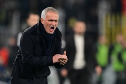 Bóng đá - Mourinho gây chú ý với màn ăn mừng bàn thắng, bị chỉ trích vì nắm cổ áo trợ lý