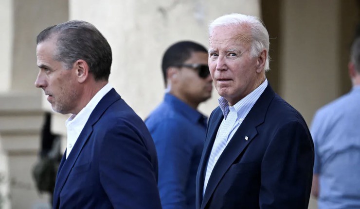 Tổng thống Mỹ Joe Biden (phải) và con trai Hunter. Ảnh: Reuters.