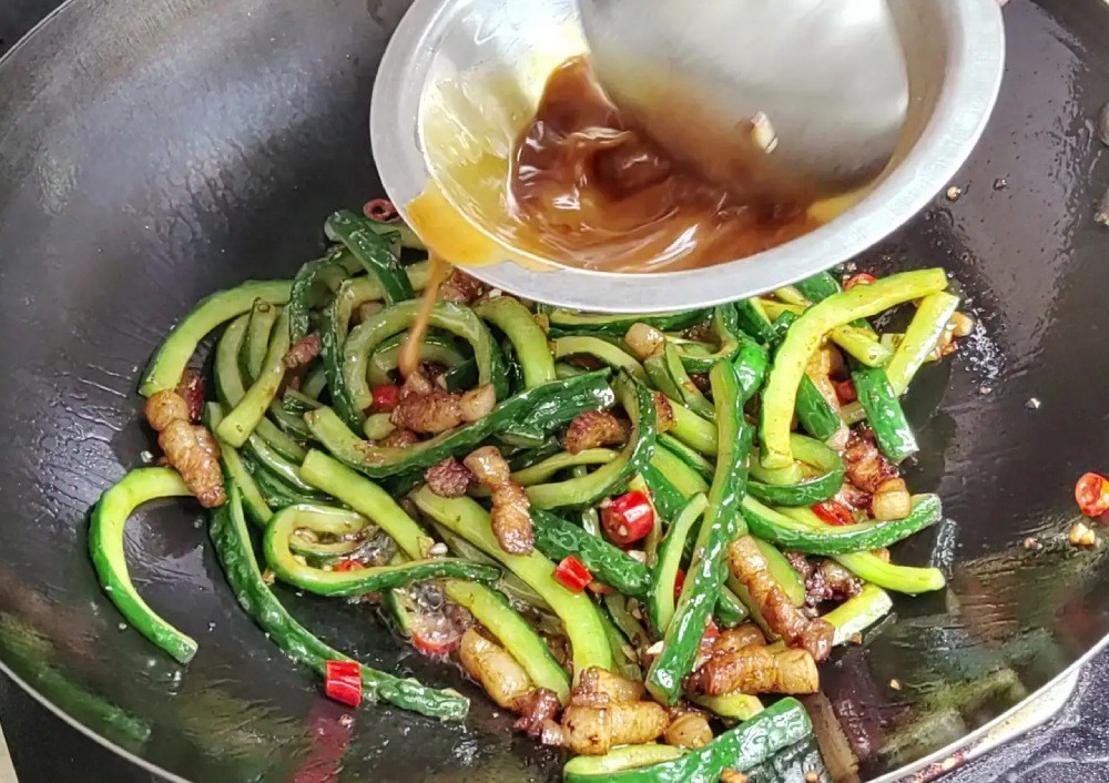 Đổ dưa chuột trở lại chảo, đảo vài lần, sau đó nước sốt đã chuẩn bị vào, xào thêm 15 giây để nước sốt ngấm vào dưa chuột và thịt là có thể cho ra đĩa và thưởng thức.