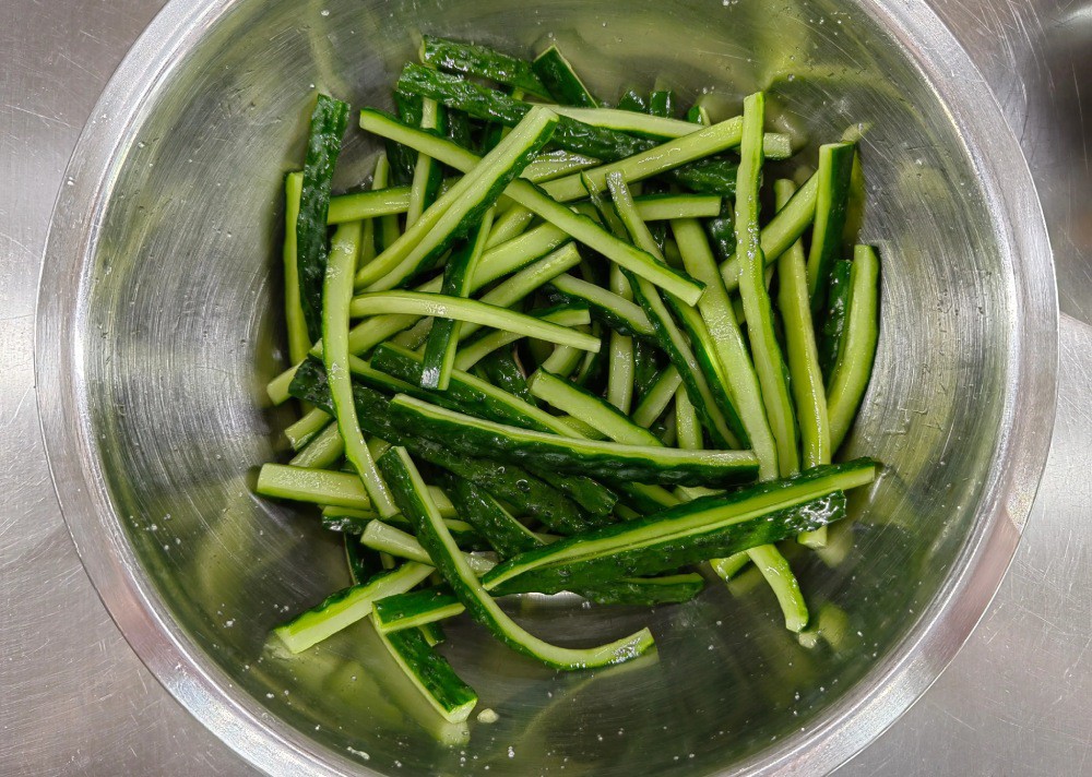 Rửa sạch dưa chuột, cắt bỏ 2 đầu, thái dưa chuột thành từng miếng dài bề ngang khoảng 1cm, lưu ý bỏ ruột