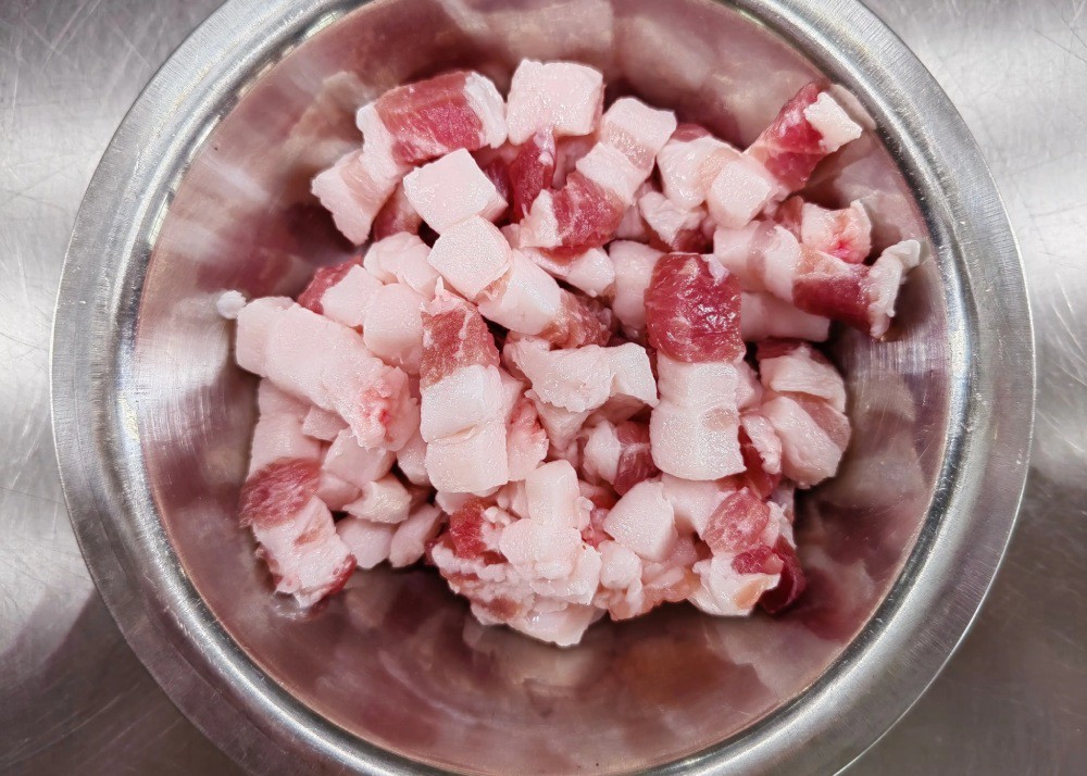 Thịt ba chỉ bỏ da, thái thành những miếng nhỏ khoảng 1cm