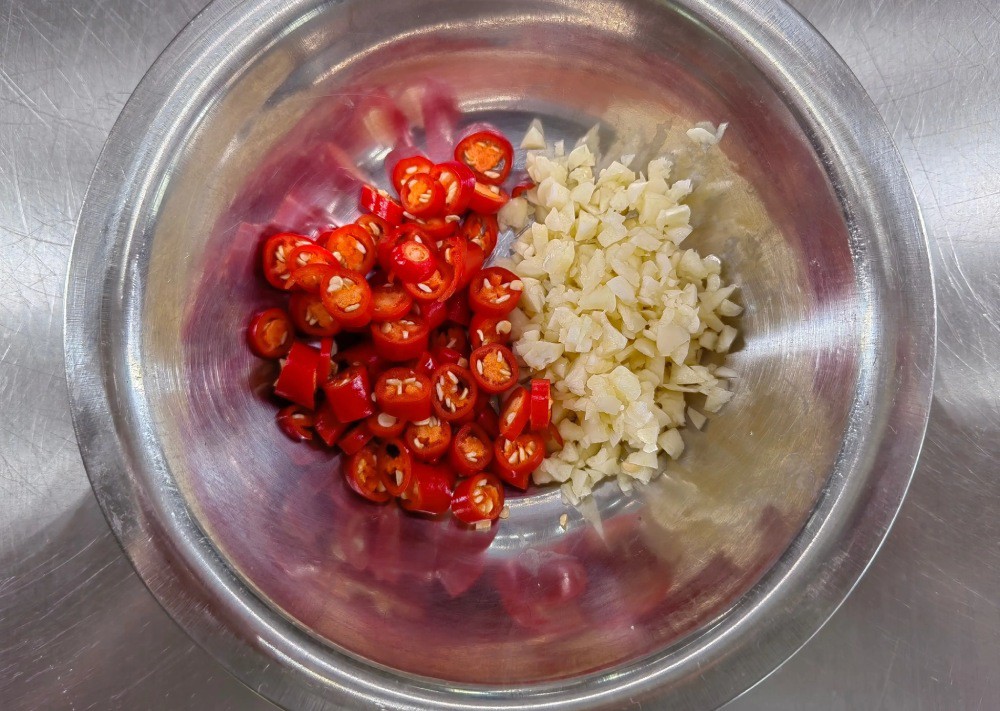 Tỏi băm nhỏ, ớt cắt nhỏ