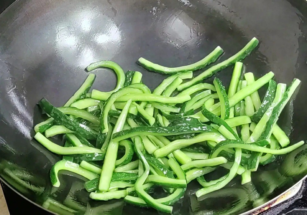 Xào đến khi dưa chuột chín khoảng 70% thì để sang một bên. Toàn bộ quá trình này xào ở nhiệt độ cao trong khoảng 1 phút.