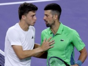 Thể thao - &quot;Tí hon quật ngã khổng lồ&quot; tennis 2024: Djokovic và Alcaraz chung niềm đau