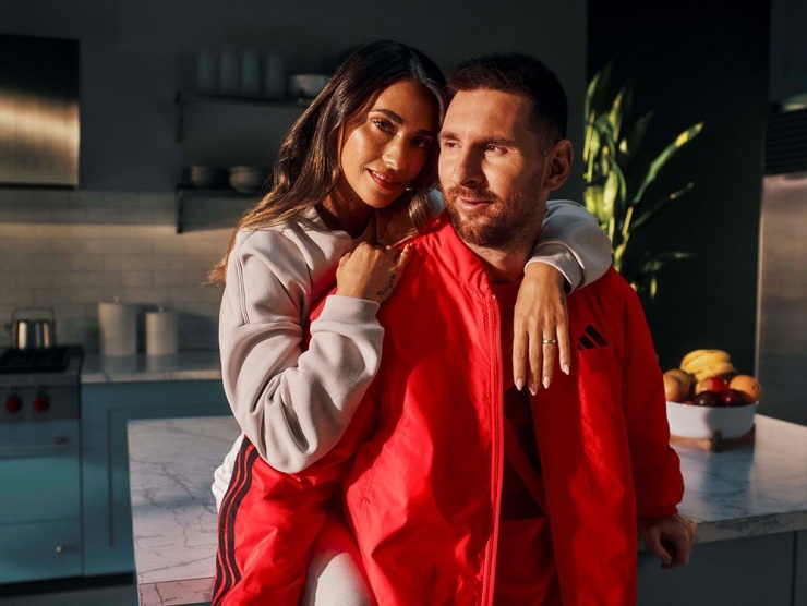 Messi hợp tác với thương hiệu đồ thể thao từ 2006. Năm 2017 anh ký hợp đồng trọn đời với Adidas. Bản hợp đồng được cho có trị giá một tỷ USD. Ngoài ra, siêu sao Argentina còn có thỏa thuận chia sẻ lợi nhuận với nhãn hàng này sau khi gia nhập Inter Miami.