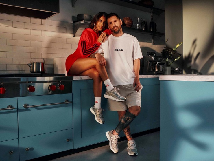 Messi cũng thổ lộ cảm thấy 'vô cùng đặc biệt' khi đồng hành với người vợ thanh mai trúc mã trong hoạt động này.
