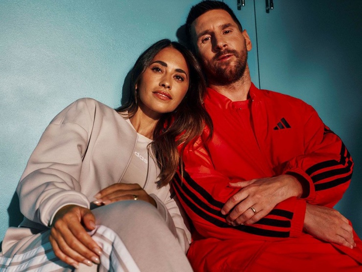 Messi và Antonela quen biết từ ngày nhỏ, bắt đầu hẹn hò ở tuổi teen và gắn bó gần 20 năm nay. Đôi uyên ương kết hôn hè 2017 và có ba con trai, được biết đến với hình ảnh gia đình hạnh phúc, gắn bó.