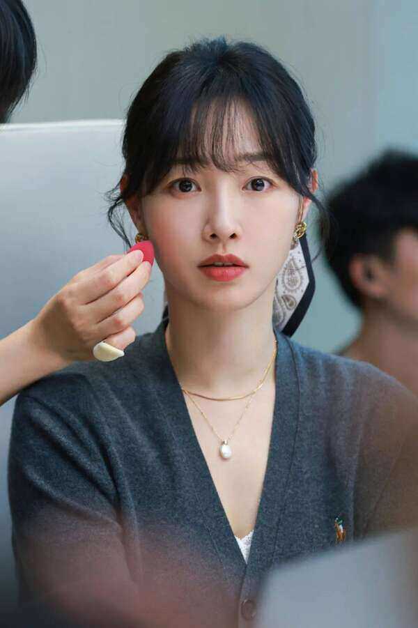 Nàng mặt dài cần chú ý tới độ rộng của mái chính, để làm ngắn lại khuôn mặt về mặt thị giác.