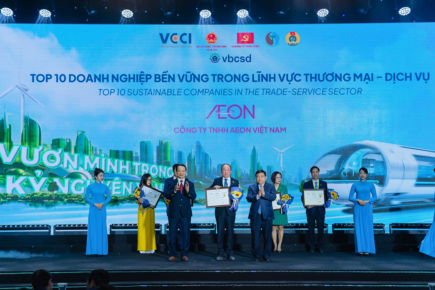 Tổng Giám đốc AEON Việt Nam nhận danh hiệu Top 3 doanh nghiệp bền vững - lĩnh vực Thương mại Dịch vụ.