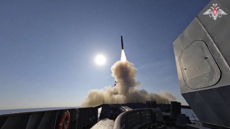 Tàu chiến Nga phóng tên lửa trong cuộc tập trận hôm 3/12. Ảnh: Bộ Quốc phòng Nga/RT.