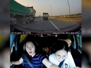 Ô tô - Clip: Pha xử lý "điểm 10" của cô gái khi nghe tiếng lốp ô tô nổ trên cao tốc