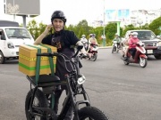 Đời sống Showbiz - Hình ảnh nam diễn viên nổi tiếng bị bắt gặp làm shipper khiến cõi mạng xôn xao