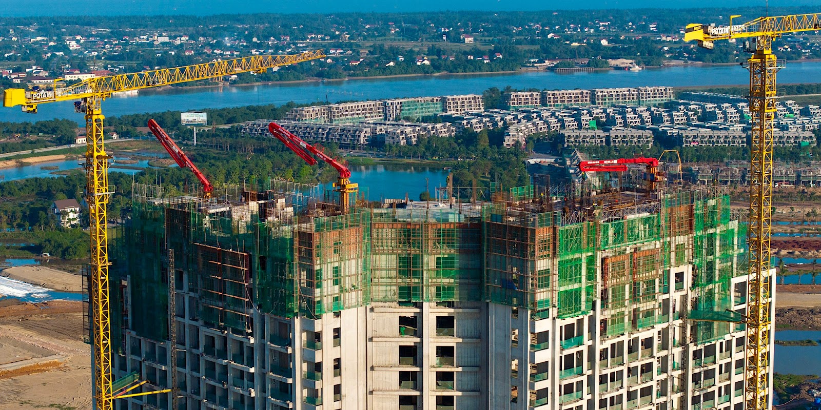 Central Park Residences thuộc khu đô thị Eco Central Park sẽ cất nóc ngay trong tháng 12/2024