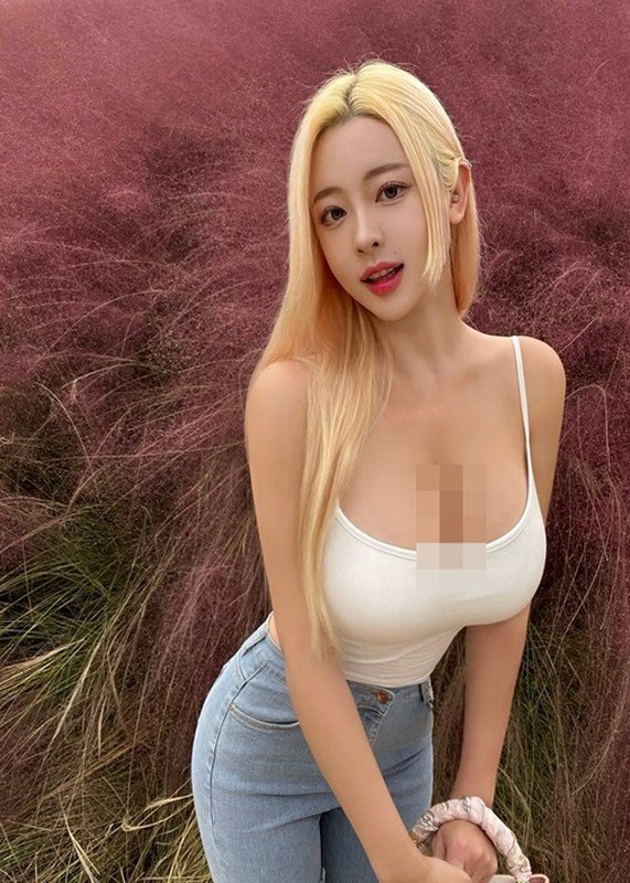 Hot girl đẹp hơn cả nhân vật truyện tranh, mặc táo bạo - 4