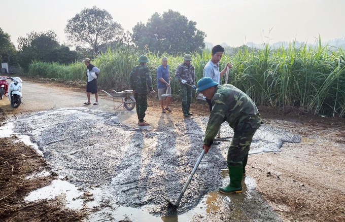 Không được đầu tư, người dân xóm 4 thôn Xuân Hòa đóng góp kinh phí sửa đường. Ảnh: Hoàng Phong
