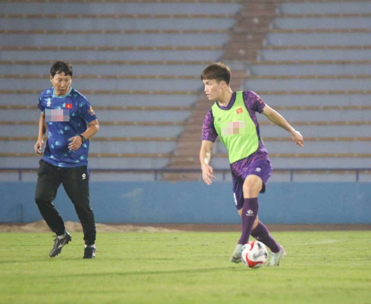 ĐT Việt Nam bị nghi ngờ, Thành Chung quả quyết sẽ “chiến” hết mình ở AFF Cup - 10