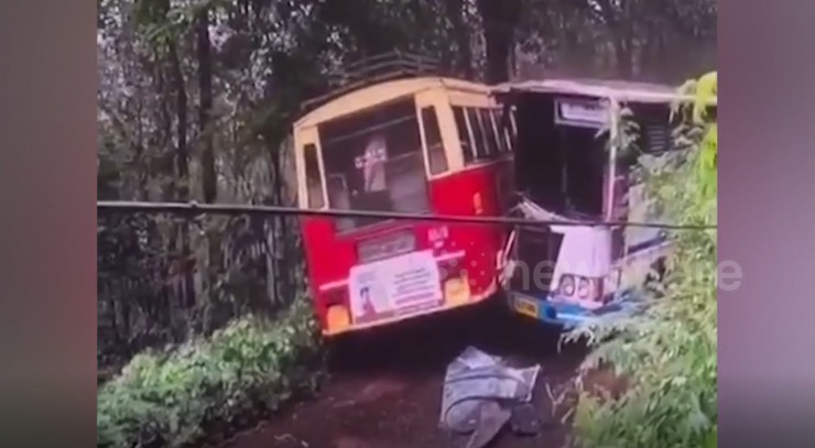 Hai chiếc xe buýt đâm nhau trực diện khiến ít nhất 34 người bị thương.