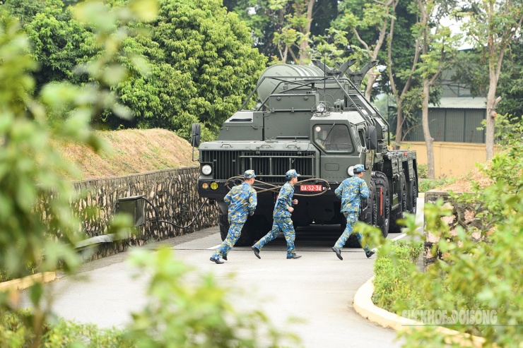 Hệ thống tên lửa phòng không hiện đại S-300 do Trung đoàn Tên lửa Phòng không 64 (Sư đoàn 361, Quân chủng Phòng không – Không quân) quản lý, huấn luyện, sẵn sàng chiến đấu bảo vệ bầu trời Thủ đô Hà Nội .