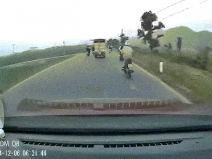 Hai xe máy đâm trực diện ở tốc độ cao khiến 3 thiếu niên thương vong ở Hải Dương