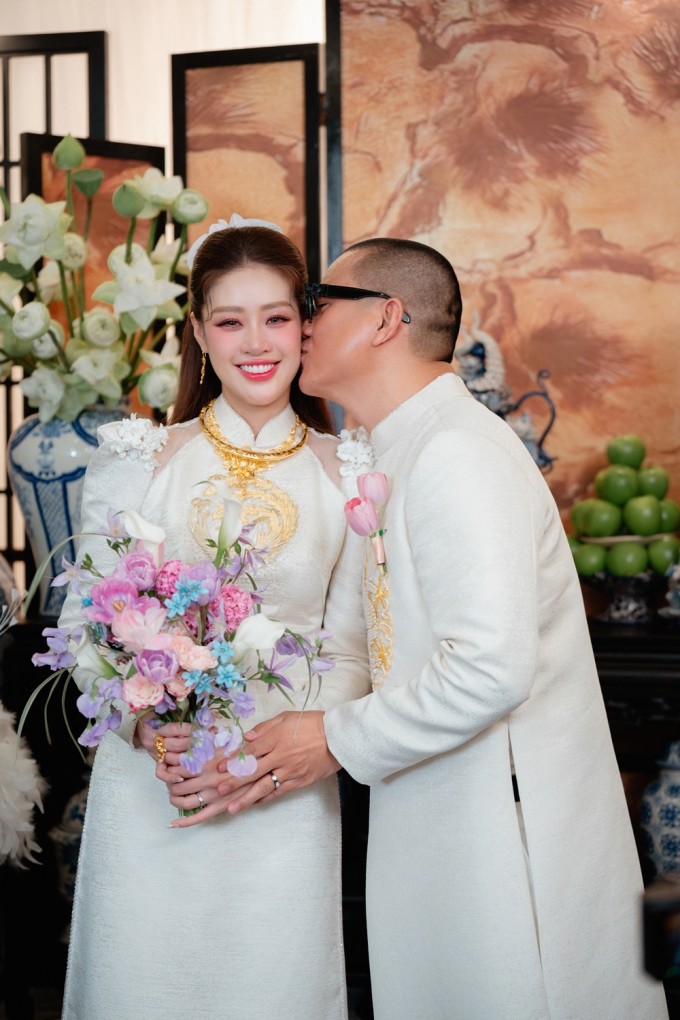 Nguyễn Long thể hiện tình cảm với vợ trước tiếng reo hò của mọi người.