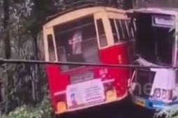 Hai xe buýt đâm nhau trực diện khiến 34 người bị thương