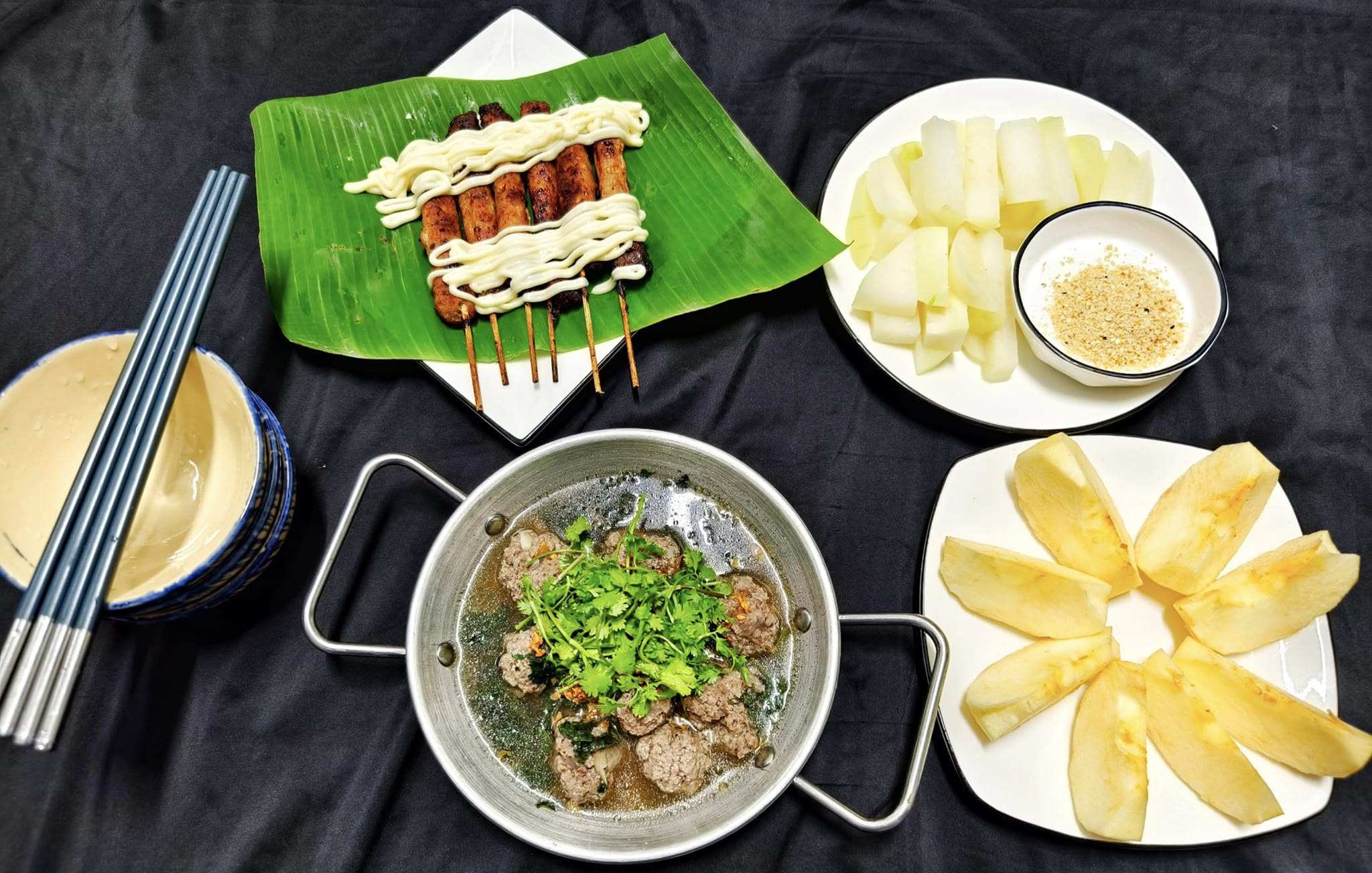 Soup bò viên, nem rán, su hào hấp, táo.