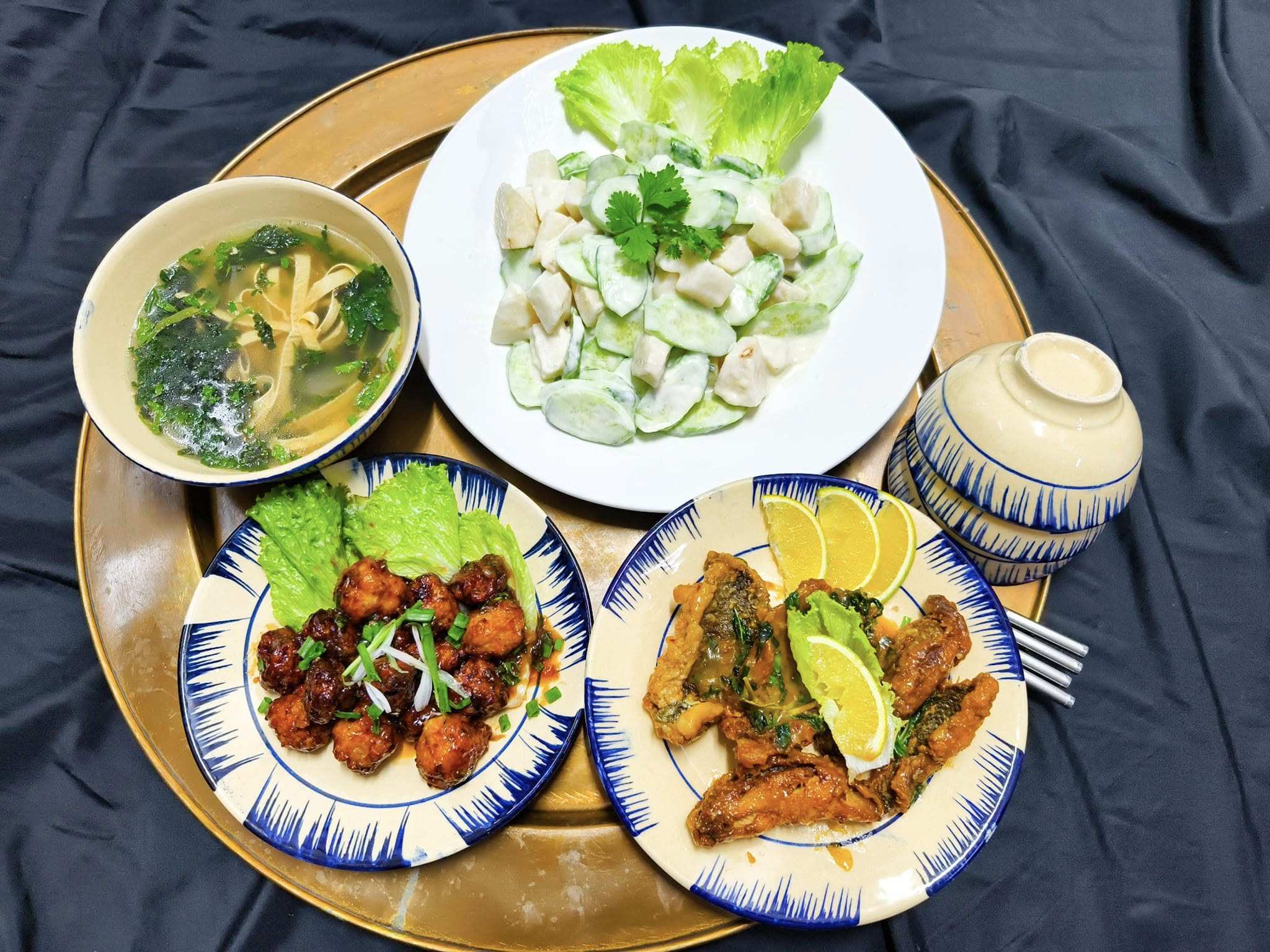 Cá lát sốt cam, thịt viên xá xíu, salad dưa leo, canh chay tàu hũ ky.