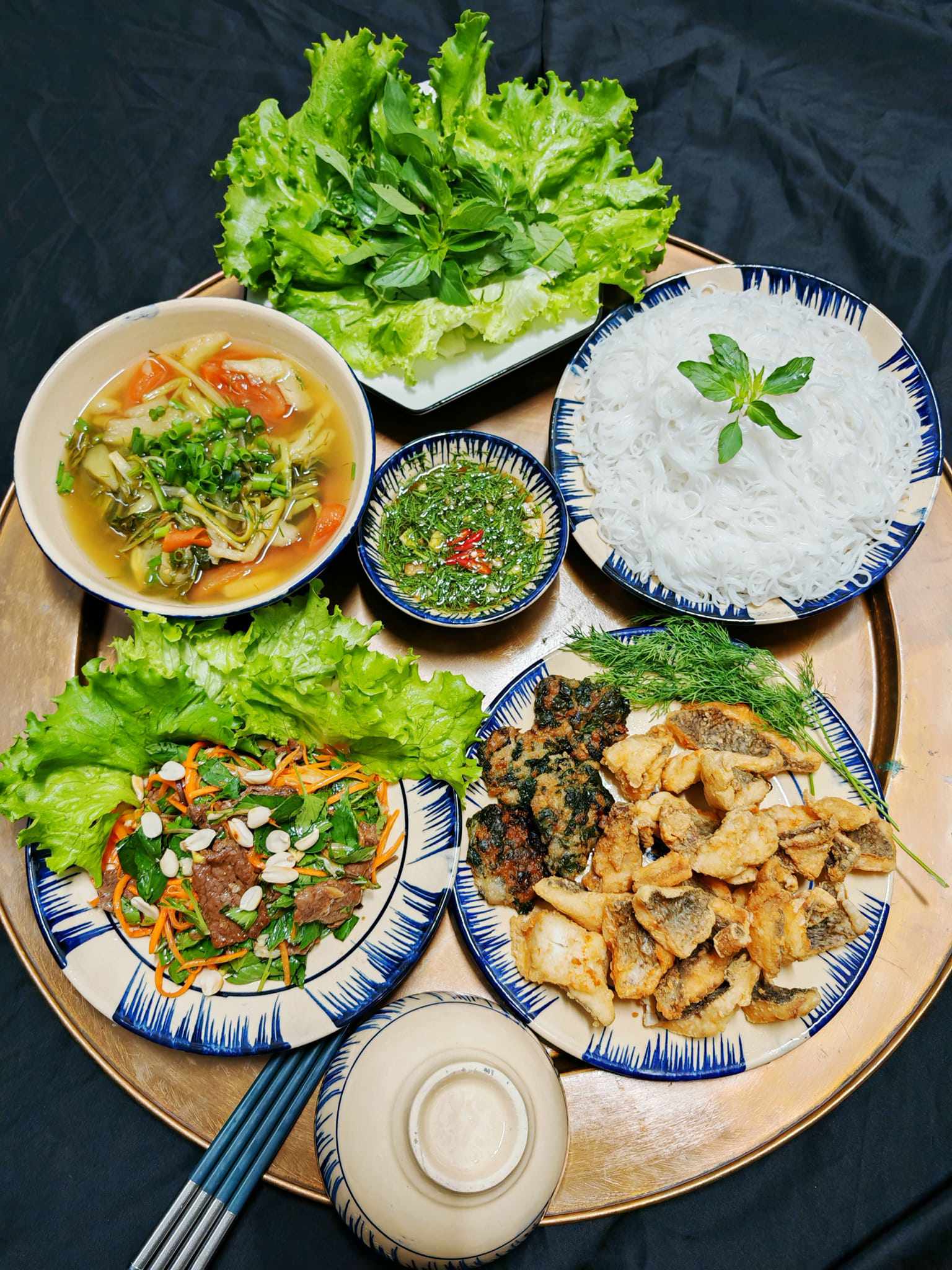 Bún cá chấm, nộm thịt bò, canh chua cá.