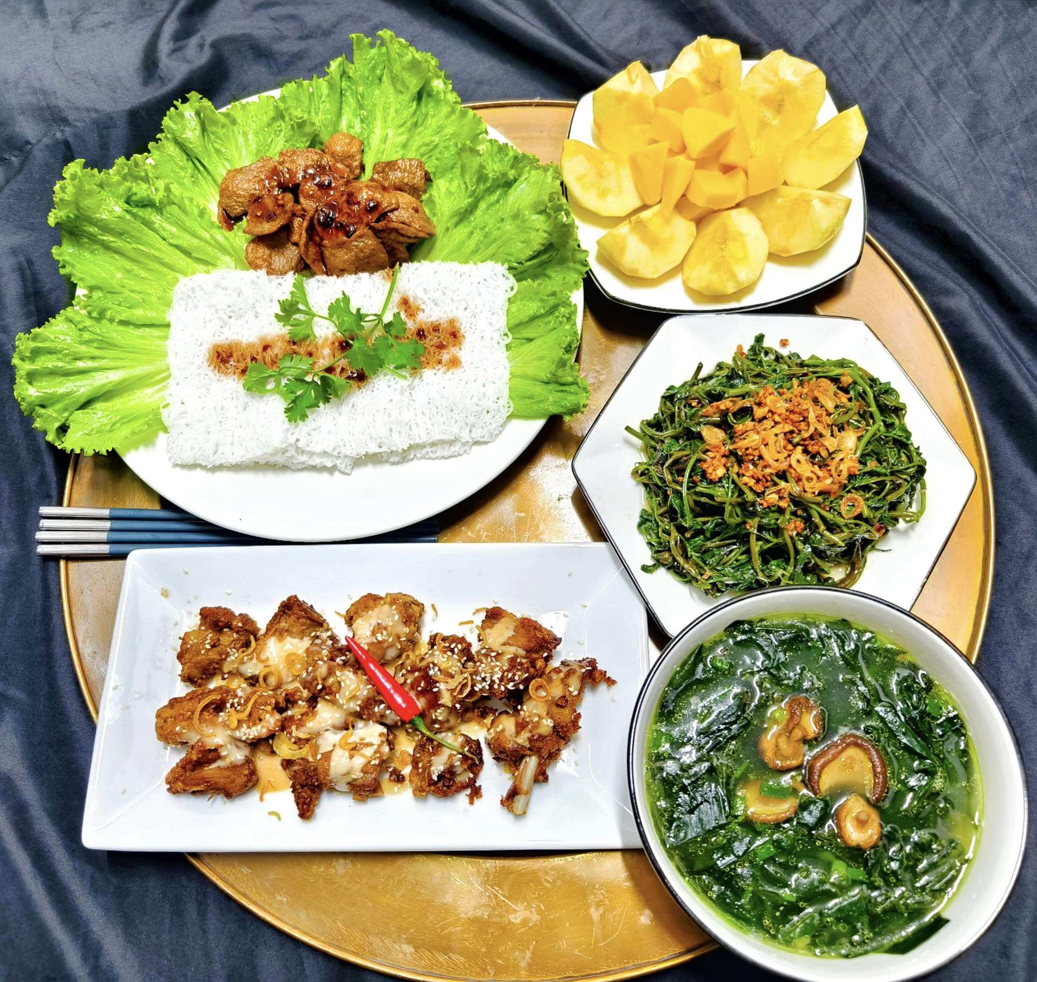  Thịt vịt xốt, bánh hỏi chay, rau muống xào tỏi, canh rong biển