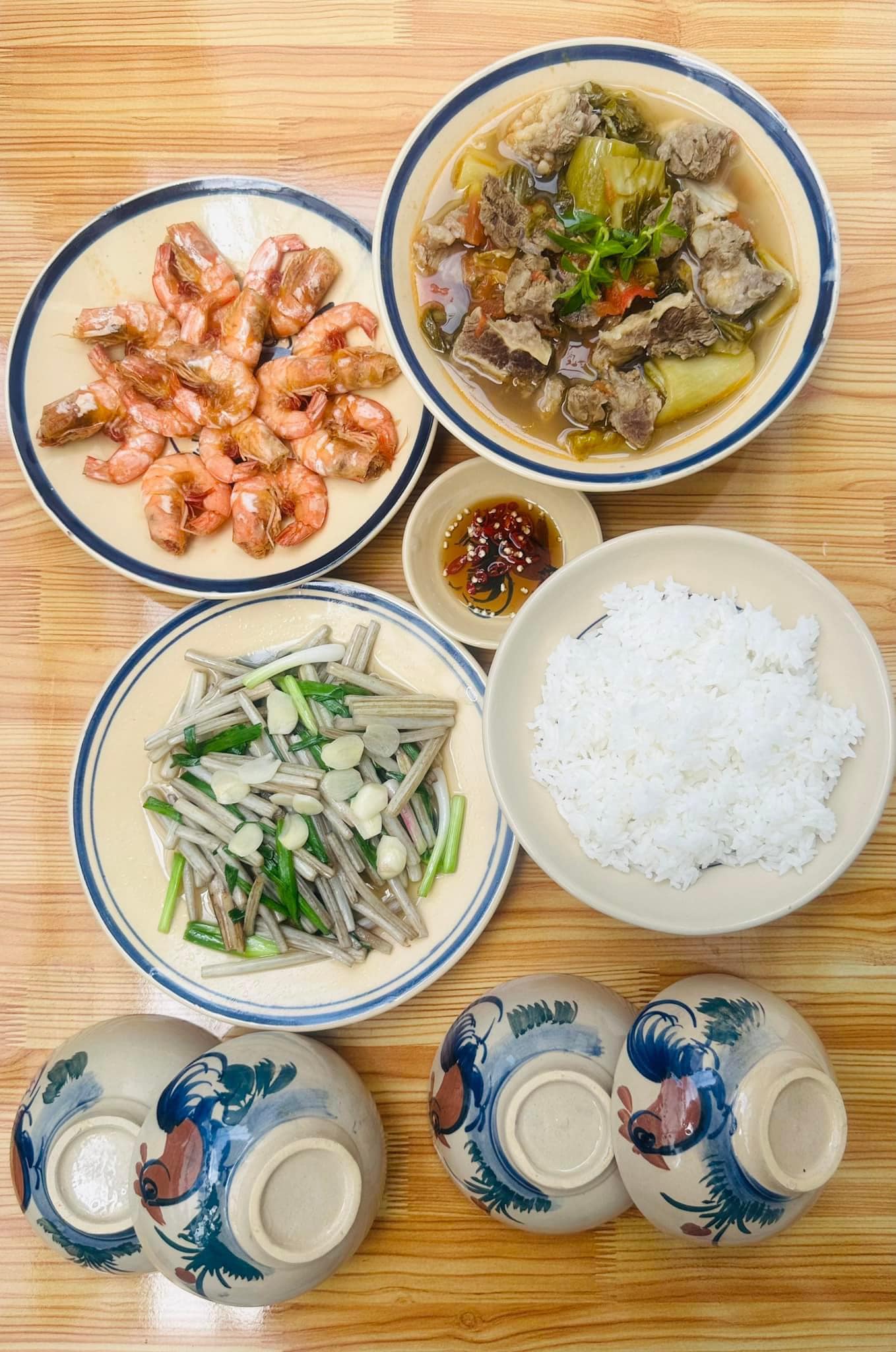 Canh dưa bò, ngó sen xào tỏi, tôm rim.